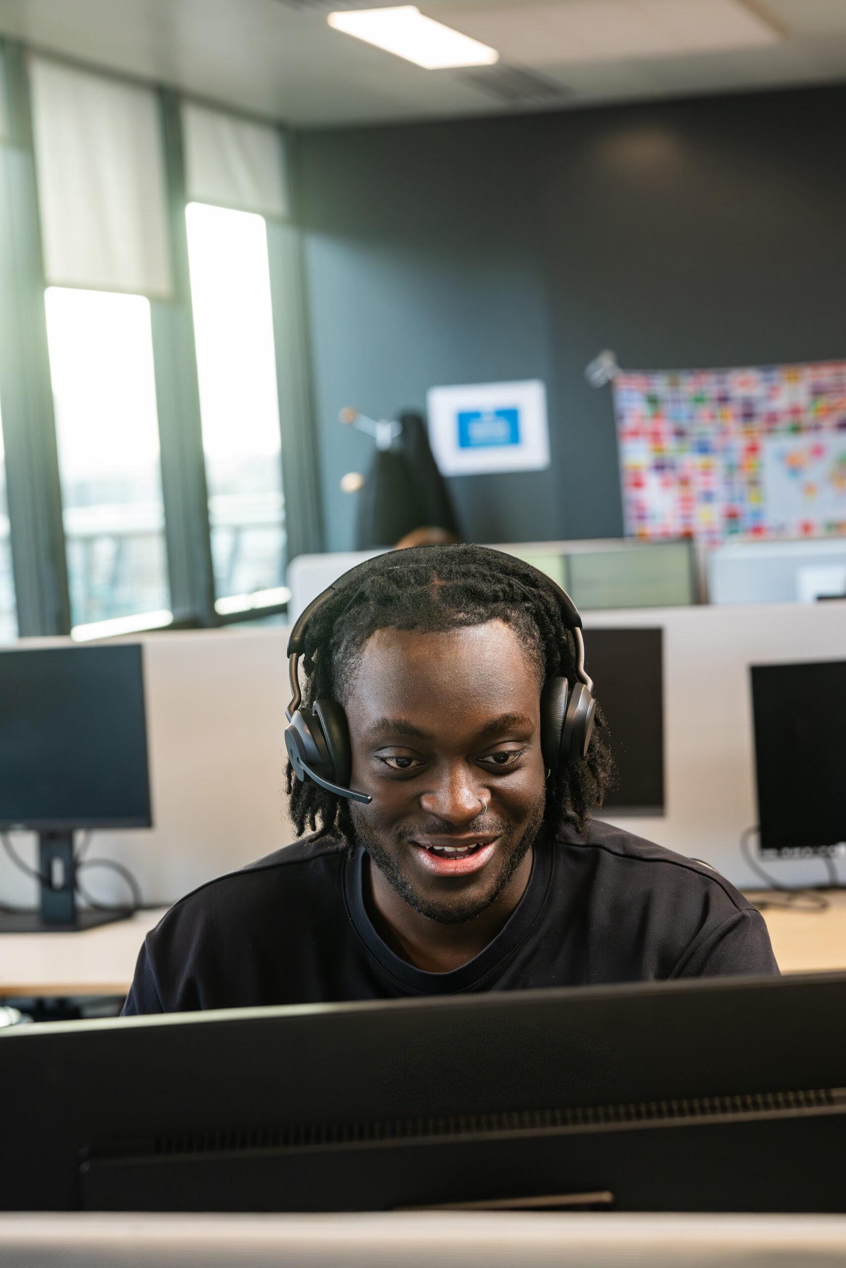 un chargé d'assistance sur un plateau d'assistance